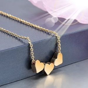 🌼 NEW GOLD TRIPLE HEART NECKLACE